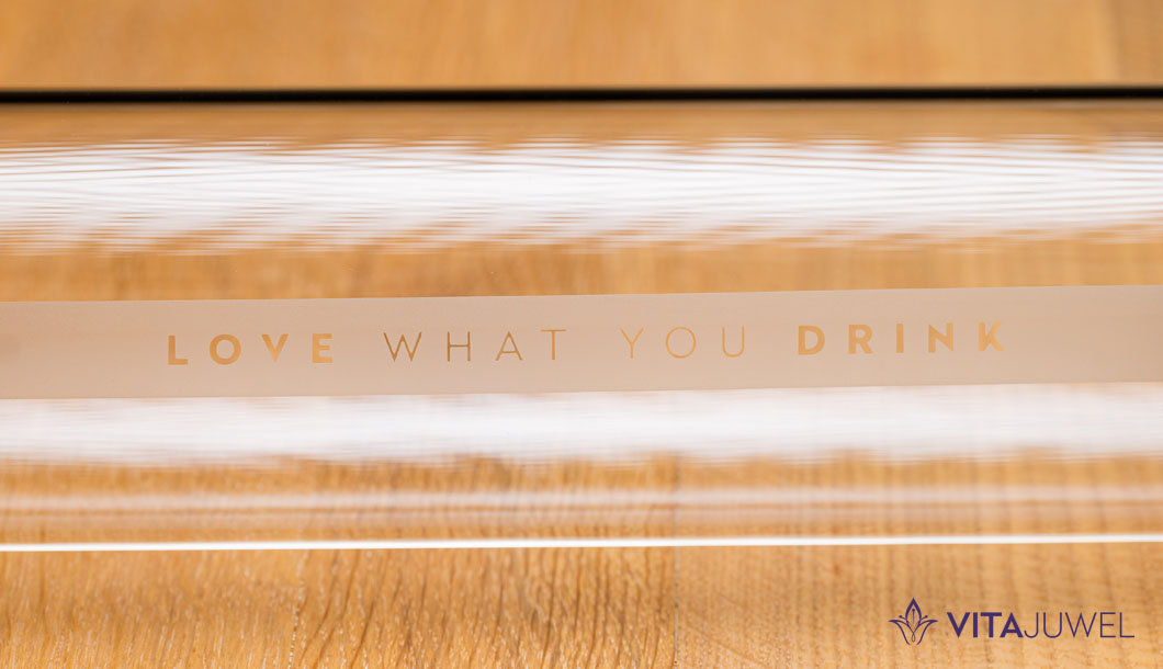 Nápis Lowe what you drink na skleněné části karafy Sana od VitaJuwel